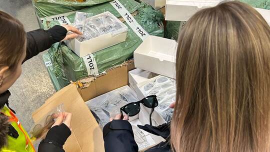 Der Zoll beschlagnahmt Tausende Sonnebrillen