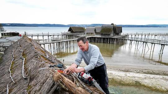 Reet-Dächer im Pfahlbaumuseum erneuern Reet-Dächer im Pfahlbaumuseum erneuern