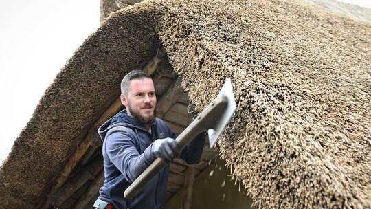 Reet-Dächer im Pfahlbaumuseum erneuern Reet-Dächer im Pfahlbaumuseum erneuern