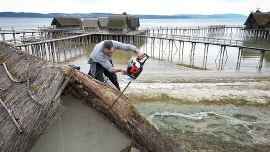 Reet-Dächer im Pfahlbaumuseum erneuern Reet-Dächer im Pfahlbaumuseum erneuern