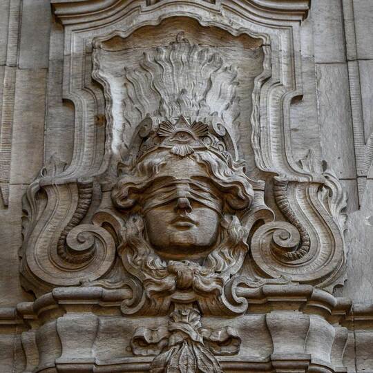 Justitia mit verbundenen Augen
