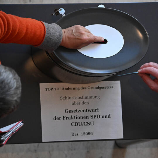Bundestag - Sondersitzung zur Grundgesetzänderung