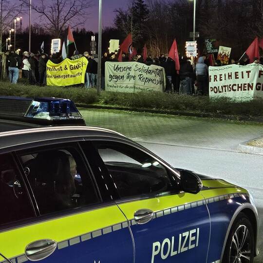 Rund 100 Menschen des Antifaschistischen Aktionsbündnisses Stuttgart und Region versammeln sich am Dienstagabend zur Kundgebung