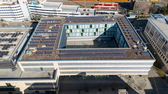 Die Stadt setzt schon seit längerem auf PV-Anlagen, wie hier auf dem Hilda Gymnasium.