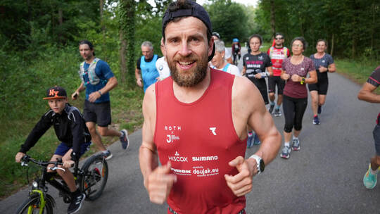 Jonas Deichmann bei seinen 120 Ironmen in 120 Tagen mit ein paar Mitläufern, die ihn einen Teil der Strecke begleiten. Am Sonnta