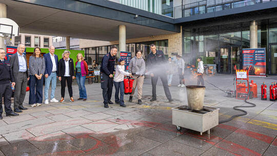 Wasser marsch: Bei den Aktionstagen am Hilda-Gymnasium gibt es freilich keinen echten Brand. Alles nur eine Übung. Aktionstag Katastrophenschutz