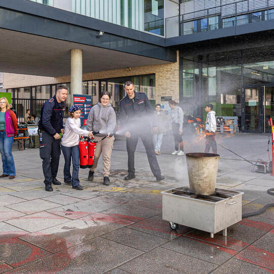 Wasser marsch: Bei den Aktionstagen am Hilda-Gymnasium gibt es freilich keinen echten Brand. Alles nur eine Übung. Aktionstag Katastrophenschutz