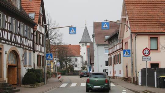 Obwohl kaum Aussicht auf Erfolg besteht, beschlossen die Gemeinderäte einhellig ein Durchfahrtsverbot für den Schwerlastverkehr