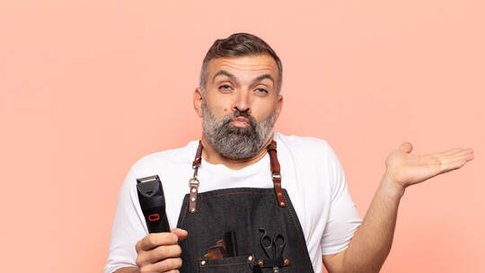 In reinen Barbershops gilt der Brillenbügel als Grenze. An den Haaren darüber darf nicht Hand angelegt werden.