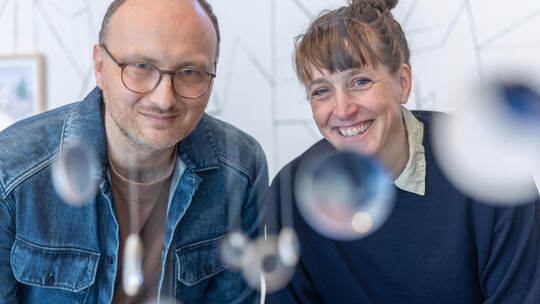 David Heintz und Maria Tackmann möchten gemeinsam mit Benno Blome (nicht im Bild) Raum erfahrbar machen. Meyer Ausstellung Aus Höhlen von Bergen