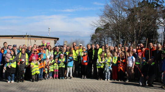 Die Premiere der Engelsbrander Waldputzete scheint geglückt. Die gutgelaunten Müllsammler sorgen gemeinsam für ein sauberes Orts