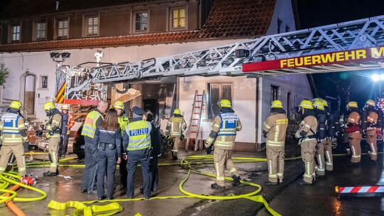 Einsatz der Feuerwehr Mühlacker am 7. Februar 2024 bei einem Brand in einer Werkstatt in der Gustav-Schwab-Straße in Mühlacker.