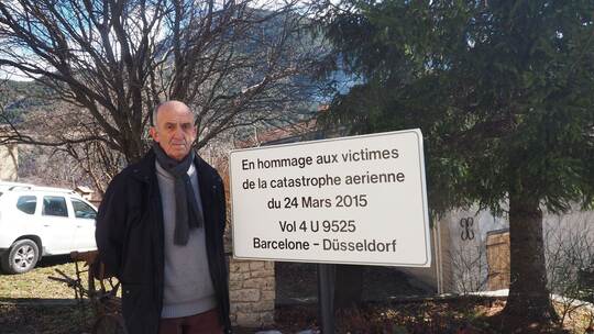 Schrecken von Germanwings-Absturz hält Frankreich in Bann Schrecken von Germanwings-Absturz hält Frankreich in Bann