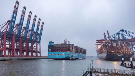 Methanol-Containerschiff "Ane Maersk" legt in Hamburg an