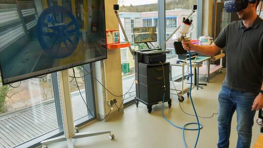 Am Farbspritzsimulator an der Alfons-Kern-Schule können Schüler Abstand, Armhaltung, Geschwindigkeit und Technik im Umgang mit S