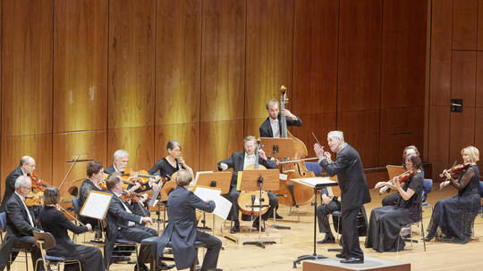 Südwestdeutsches Kammerorchester. "Helvetia". Werke von Peter Mieg, Othmar Schoeck und Béla Bartók. Leitung. Douglas Bostock. So