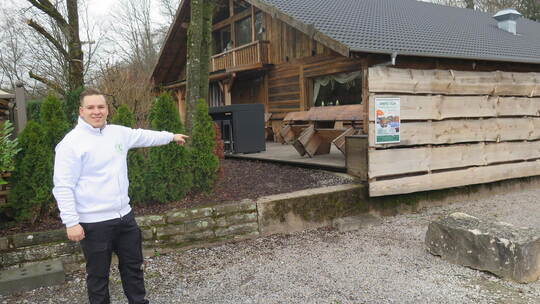 Geschäftsführer Tobias Drapa von der Grenz-Alm: An dieser Stelle wird die Veranda vergrößert und zur Straße hin eine geräumige R