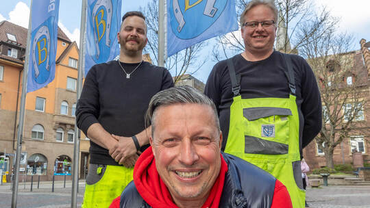 Da freut sich der Sprecher der IG Brötzingen, Jörg Augenstein (vorne), dass Dominic Gann (hinten links) und Andreas Strohmeyer v Brötzinger Flagge Frühlingsfest