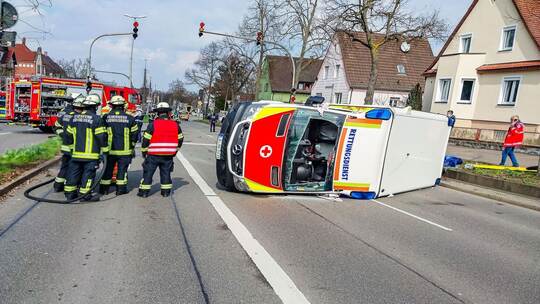 Rettungswagen kippt bei Unfall um - fünf Verletzte Rettungswagen kippt bei Unfall um - fünf Verletzte