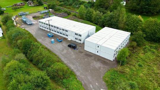 Mehrere Module bilden die Containeranlage im Gewerbegebiet Beermiß. Archivfoto: Röhr