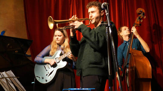 Jakob Bänsch wurde 2024 mit dem Deutschen Jazzpreis ausgezeichnet. Der Trompeter mit Ella Zirina und Jakob Obleser (von links).