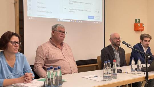 Neben Bürgermeister Alexander Kozel (am Mikro) antworten Bettina Reneaux (von links, Ordnungsamt), Bauamtsleiter Kai-Uwe Lang un