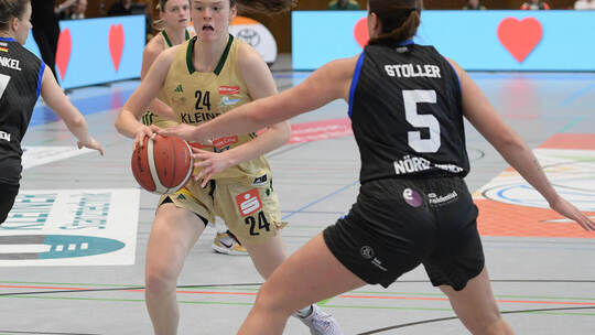 Für Keltern mit Verena Soltau (am Ball) und Alexandra Wilke (hinten) sollte in Nördlingen nichts schief gehen.Foto: Michael Ripb