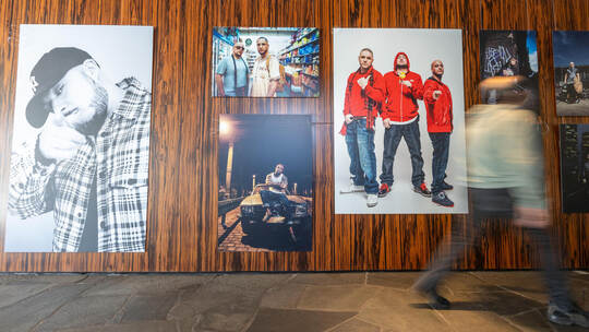 Selbstdarstellung macht einen großen Teil der Hip-Hop-Kultur aus. Doch Hip-Hop wollte mehr als polarisieren, vielmehr ging es vo PK Stories of HipHop