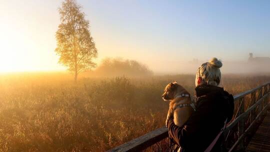 Frau bei Sonnenaufgang am Federsee