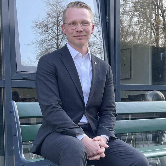 Das Stadtwappen am Revers – und voller Zuversicht: Paul Renner möchte Oberbürgermeister in Mühlacker werden und sein Wahlprogram