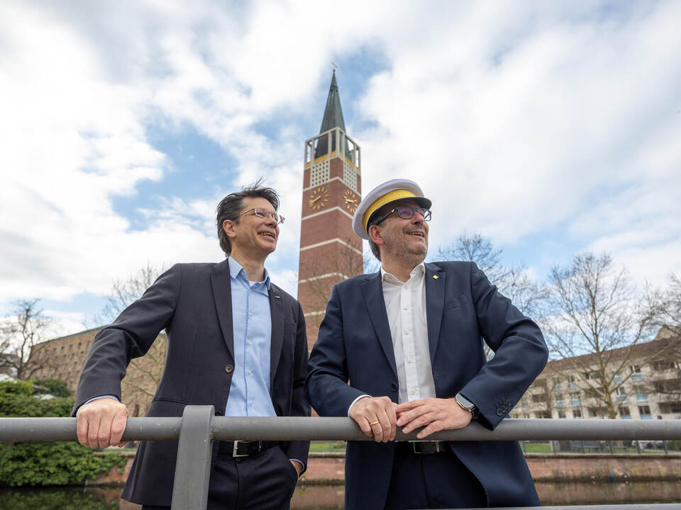 Bereit zum Ablegen: Pforzheims Baubürgermeister Tobias Volle (rechts) und Wirtschaftsförderer Markus Epple von der WSP. Im Hinte Yachthafen Waisenhausplatz