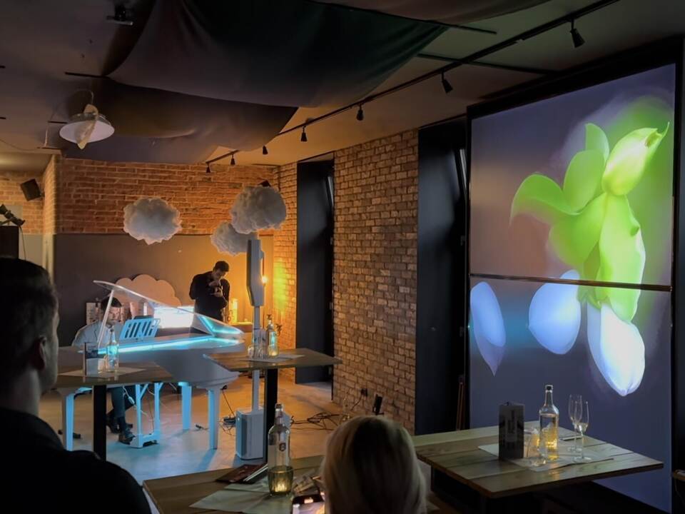 Sandro Dalfovo begleitete das Event musikalisch. Die Videoleinwand setzte die Musik in eine Neff