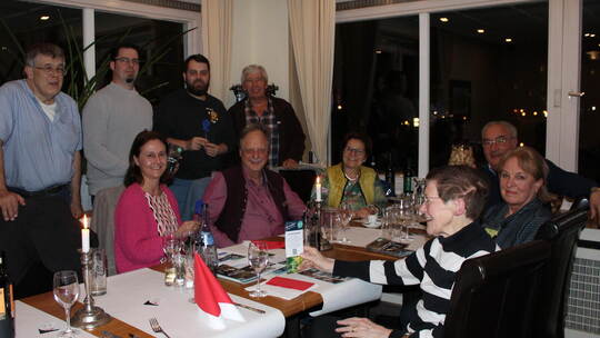 Der Gastrostammtisch mit Vertretern verschiedenster Hotels aus der Umgebung freut sich zusammen mit Michaela Mack, Geschäftsführ