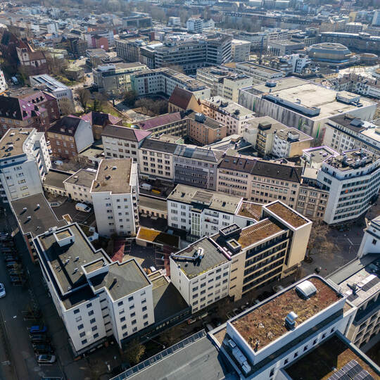 Das Drohnenbild zeigt das Saacke Carré in der Innenstadt von oben, links die Kiehnlestraße. Meyer Innenstadt Drohnenbild