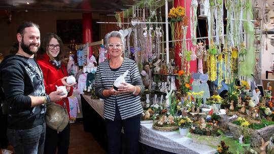 Frühjahrsboten fanden die Besucher Lars Bechtold (von links) und Sarah Heinrich am Stand von Edeltraud Breuninger auf dem Remchi