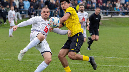 Hüseyin Söylemez (rechts) von der GU und Kevin Sollorz im Kampf um den Ball.
