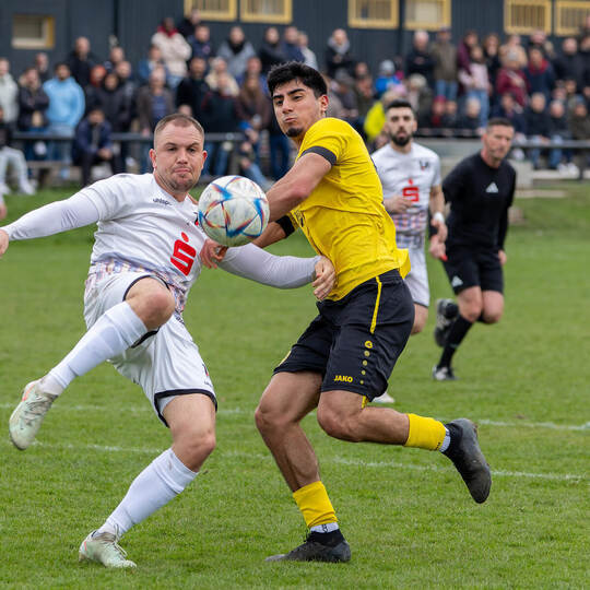 Hüseyin Söylemez (rechts) von der GU und Kevin Sollorz im Kampf um den Ball.