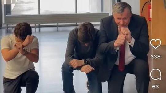 „Her mit den Handschellen!“: FDP-Fraktionschef Hans-Ulrich Rülke (rechts) geht lieber ins Gefängnis als zu Gendern. Screenshot/J