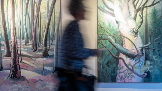 Den Wald als solchen wählt die Malerin Uschi Schwaderer immer wieder als Thema ihrer Acrylbilder.