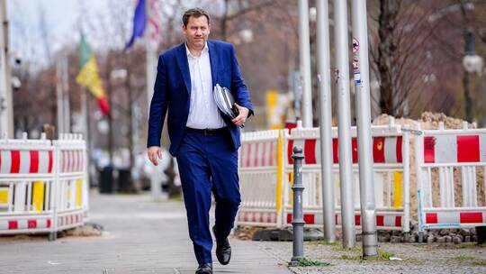 SPD-Chef Lars Klingbeil auf dem Weg zu den Verhandlungen SPD-Chef Lars Klingbeil auf dem Weg zu den Verhandlungen