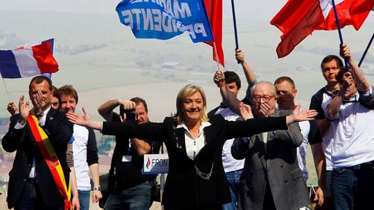 Le Pen zu zwei Jahren Haft mit Fußfessel verurteilt Le Pen zu zwei Jahren Haft mit Fußfessel verurteilt