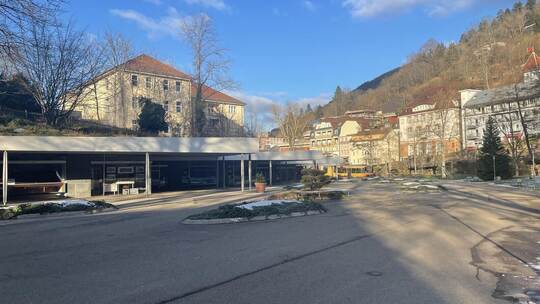 Ein Schattendasein fristet die Ladenzeile am Kurparkeingang. Nun will das Land als Eigentümer aktiv werden. Foto: Biesinger