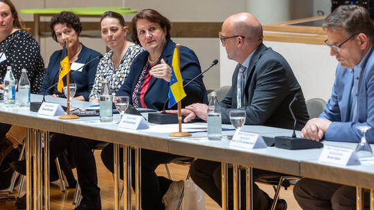 Kultusministerin Theresa Schopper (Vierte von links) stellt sich den Fragen von Bürgermeister Uwe Engelsberger (Fünfter von link Theresa Schopper Kirnbachschule Niefern