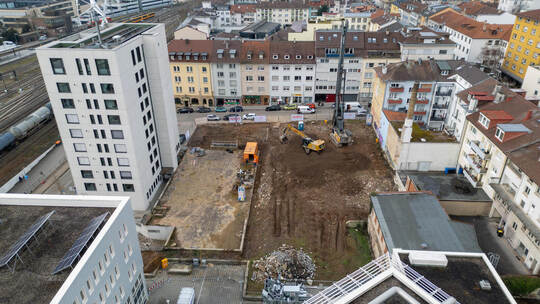 Bis Ende Oktober soll die Baugrube für das neue Landratsamtsgebäude an der Ebersteinstraße eingerichtet und mit dem Rohbau begon
