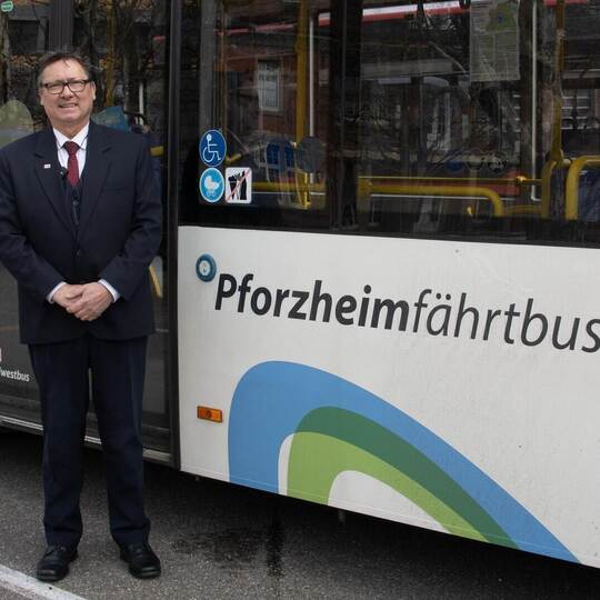 Voller stolz und Leidenschaft für das, was er macht: Der 62-jährige Peter Glöckner vor seinem Arbeitsgerät, dem Gelenkbus. Hof.