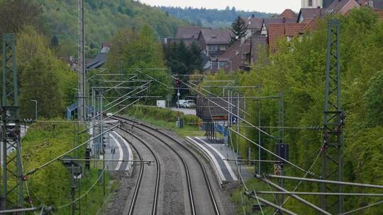Unter der Bahnlinie verläuft eine Unterführung. Damit dort erst gar nicht so viel Wasser ankommt, soll es außerhalb des Orts so