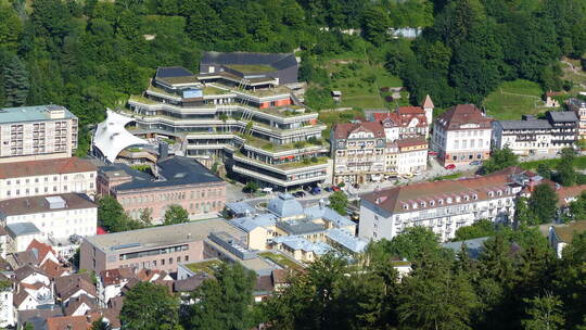 Wie ein Riese im Zwergenland wirkt das größtenteils leerstehende terrassenförmige Neue Eberhardsbad in der Bad Wildbader Innenst
