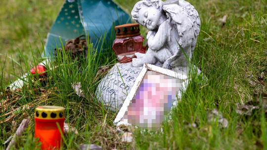 Blumen und eine kleine Figur erinnern an der B 294 im Pforzheiner Norden an den schrecklichen Unfall, als ein 20-Jähriger die Ko Unfall B294 Pforzheim Gedenkstätte