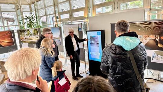 Ausstellungseröffnung im Kurhaus: Klaus Hoffmann zeigt die aktuellen Baufortschritte am Bildschirm. Zoller
