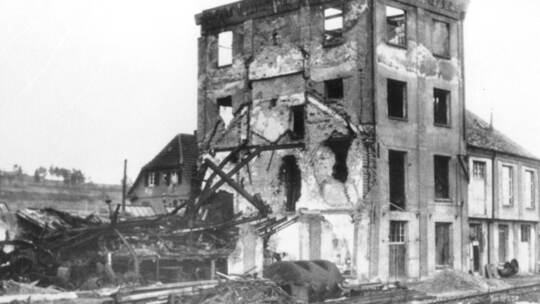 Bombardiert worden sind auch das Bahngelände und die umliegenden Gebäude wie die Deutschen Holzmehlwerke. Hier steht heute die F